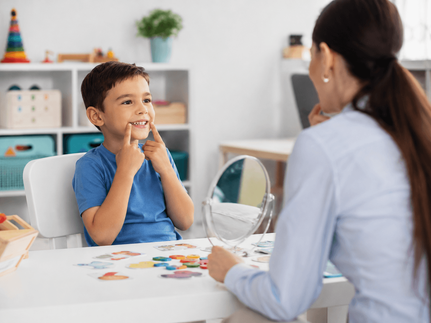 Niño en una sesión de fonoaudiología infantil con una profesional